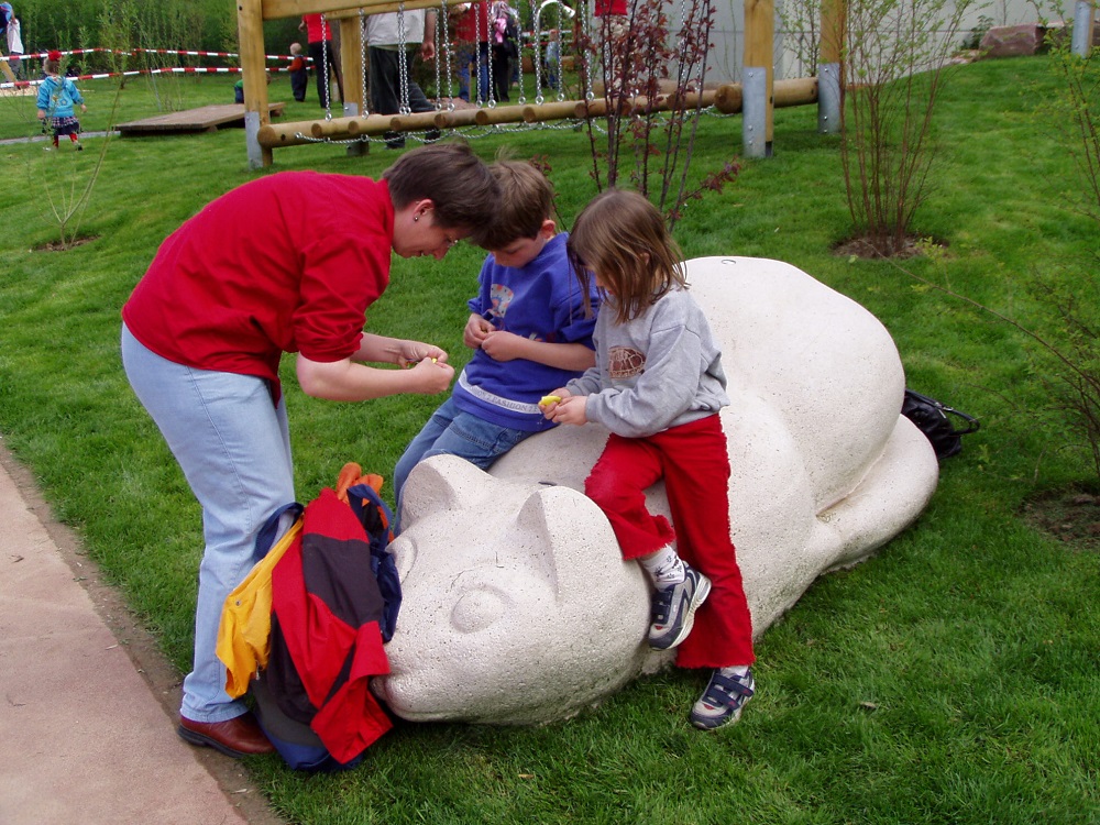 Spielskulptur Katze liegend