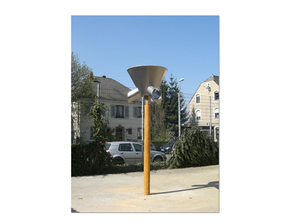 Balltrichter mit Holzpfosten